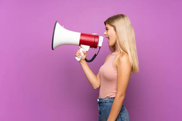 Tiener Meisje Geïsoleerde Paarse Achtergrond Schreeuwen Door Een Megafone — Stockfoto