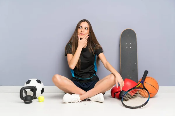 Jovem Mulher Desportiva Sentada Chão Pensar Numa Ideia — Fotografia de Stock