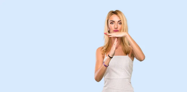 Giovane Donna Bionda Facendo Tempo Fuori Gesto Isolato Sfondo Blu — Foto Stock