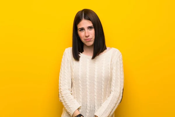 Jeune Femme Sur Mur Jaune Isolé Avec Une Expression Triste — Photo