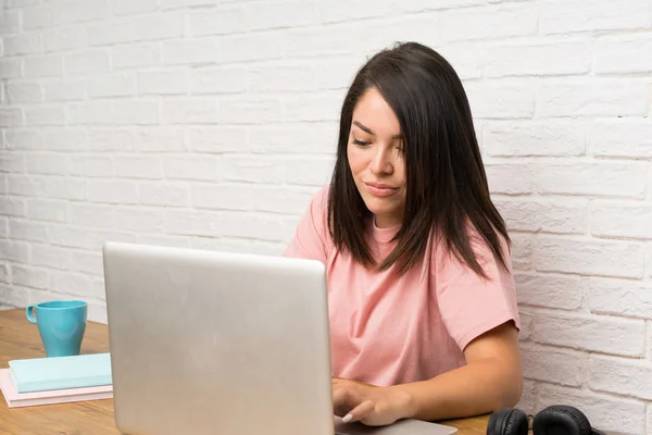 Young Mexican Woman Laptop — Stock Photo, Image