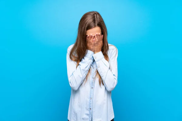 Jovem Mulher Sobre Fundo Azul Isolado Com Expressão Cansada Doente — Fotografia de Stock