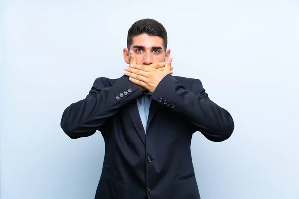 Hombre Guapo Sobre Fondo Azul Aislado Cubriendo Boca Con Las —  Fotos de Stock