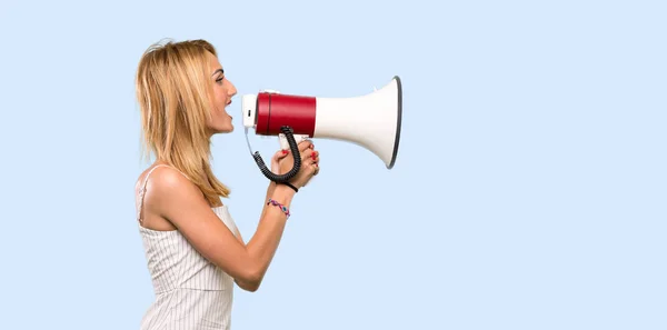 Jonge Blonde Vrouw Schreeuwen Door Een Megafoon Geïsoleerde Blauwe Achtergrond — Stockfoto