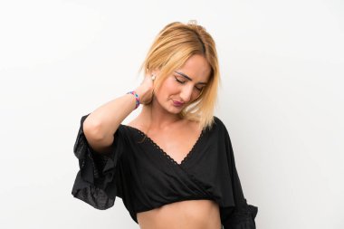 Boyun ağrısı ile izole beyaz duvar üzerinde genç sarışın kadın