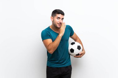 Izole beyaz duvar üzerinde yakışıklı genç futbolcu adam bir şey fısıldıyor