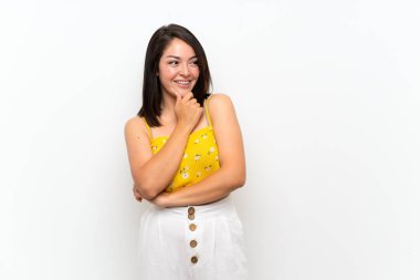 Izole duvar üzerinde yan bakan genç Meksikalı kadın