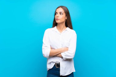 Izole mavi arka plan portre üzerinde genç kadın