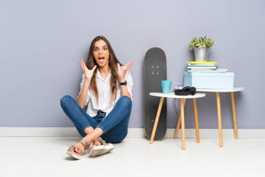 Genç kadın katta mutsuz ve bir şey ile sinirli oturan