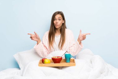 Kahvaltı ile sabahlık genç kadın şüpheleri olan laterals işaret