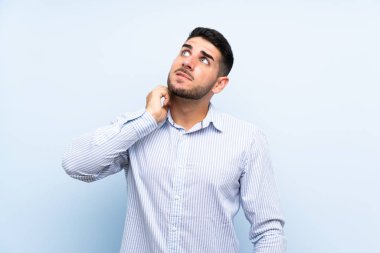 Izole mavi arka plan üzerinde Kafkas yakışıklı adam bir fikir düşünme