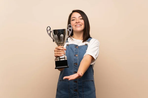 Young Mexican Woman Isolated Background Holding Trophy — Stock Photo, Image