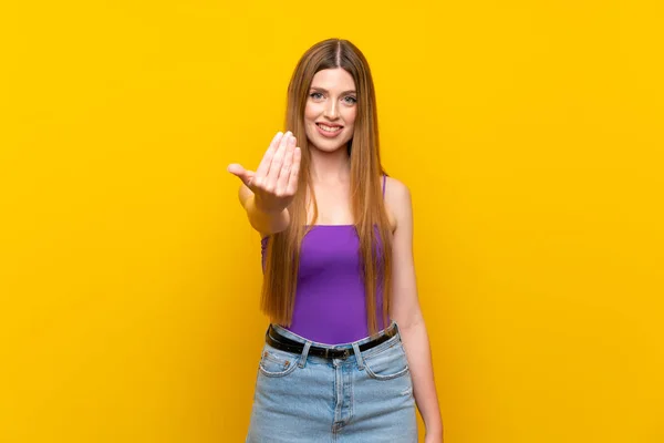 Giovane Donna Sfondo Giallo Isolato Invitando Venire Con Mano Felice — Foto Stock