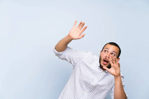 Colombiaanse Man Geïsoleerde Blauwe Muur Nerveus Bang — Stockfoto