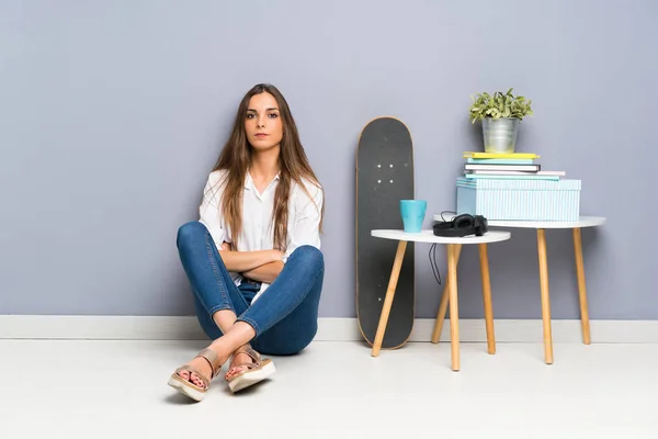 Jeune Femme Assise Sur Sol Les Bras Croisés — Photo