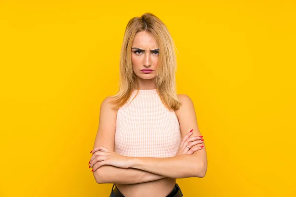 Young Blonde Woman Isolated Yellow Wall Keeping Arms Crossed — Stock Photo, Image