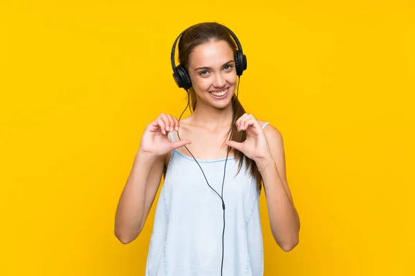 Młoda Kobieta Słuchając Muzyki Białym Tle Ścianie Dumny Zadowolony Siebie — Zdjęcie stockowe