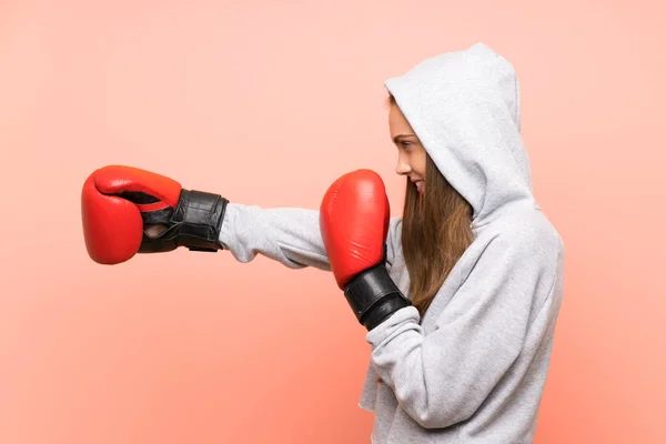 Junge Sportlerin Vor Isoliertem Rosa Hintergrund Mit Boxhandschuhen — Stockfoto