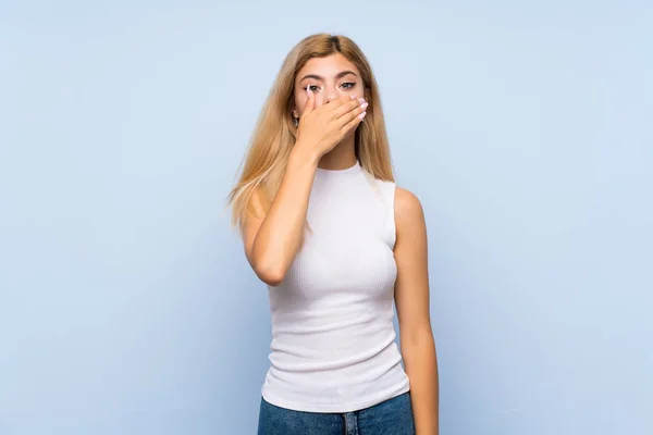 Teenager Girl Isolated Blue Background Surprised Showing Sign — Stock Photo, Image