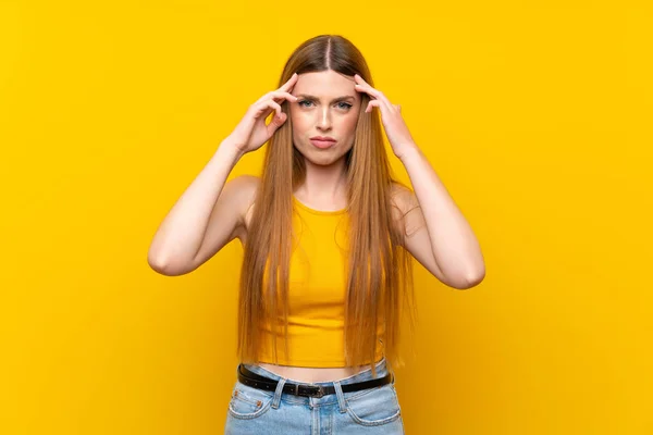 Giovane Donna Sfondo Giallo Isolato Infelice Frustrato Con Qualcosa Espressione — Foto Stock