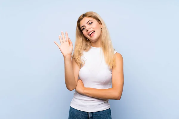 Chica Adolescente Sobre Fondo Azul Aislado Con Expresión Facial Impactada — Foto de Stock