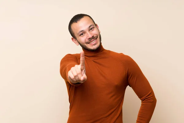 Homem Colombiano Com Camisola Gola Alta Mostrando Levantando Dedo — Fotografia de Stock