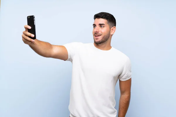 Kaukasischer Gutaussehender Mann Vor Isoliertem Blauen Hintergrund Macht Ein Selfie — Stockfoto