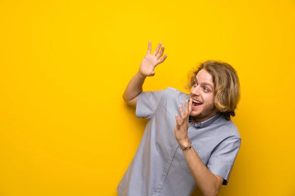 Blonde Man Geïsoleerde Gele Achtergrond Nerveus Bang — Stockfoto