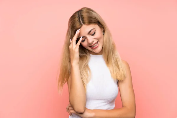 Teenager Mädchen Über Isolierten Rosa Hintergrund Lachen — Stockfoto