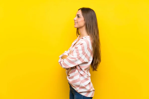 Jovem Mulher Sobre Fundo Amarelo Isolado Posição Lateral — Fotografia de Stock