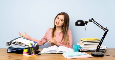 Odasında genç öğrenci kız gelmek için davet için yan eller uzanan