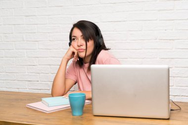 Bir dizüstü bilgisayar ile Genç Meksikalı kadın