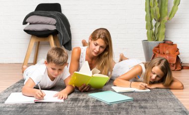 İç ve okuyan iki çocuğu ile anne