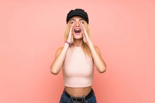 帽子を持つ若いブロンドの女性が叫び 何かを発表 — ストック写真