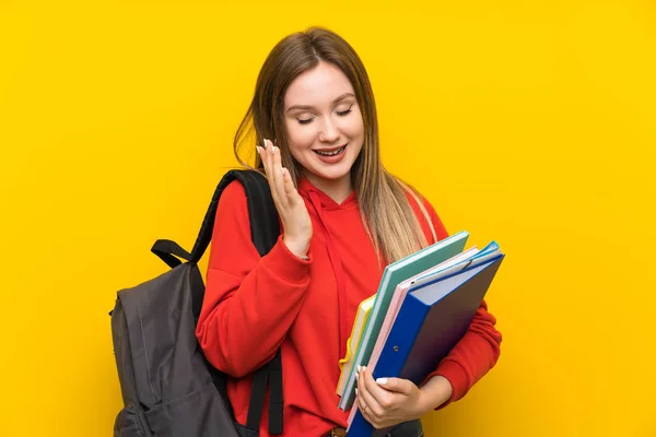 Adolescente Estudiante Chica Sobre Amarillo Fondo Riendo — Foto de Stock