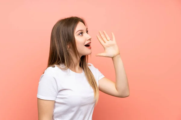 Teenager Mädchen Über Isolierte Rosa Wand Schreit Mit Weit Geöffnetem — Stockfoto