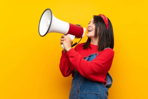 Jonge Mexicaanse Vrouw Met Overalls Gele Muur Schreeuwen Door Een — Stockfoto