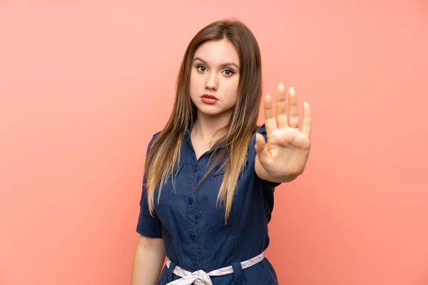 Tonårstjej Över Isolerad Rosa Bakgrund Gör Stopp Gest — Stockfoto