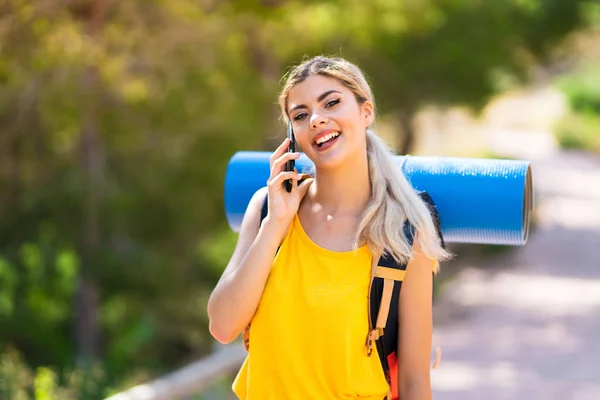 Девушка Подросток Путешествующая Свежем Воздухе Поддерживающая Разговор Мобильным Телефоном — стоковое фото