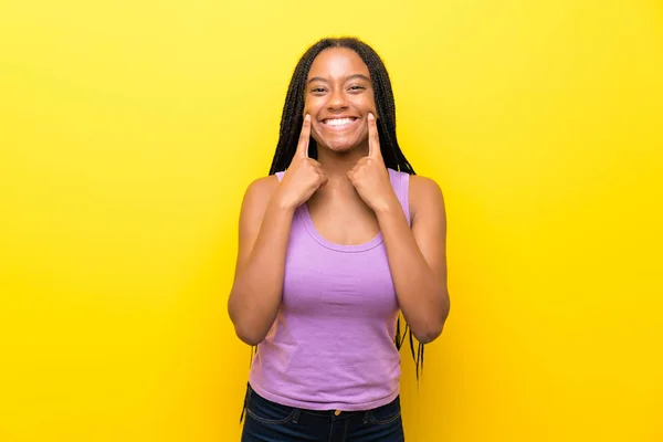 African American Tiener Meisje Met Lang Gevlochten Haar Geïsoleerde Gele — Stockfoto