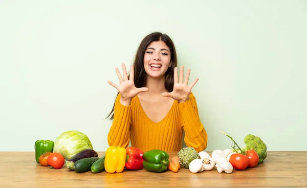 Dospívající Dívka Mnoha Zeleninama Počítání Deset Prsty — Stock fotografie