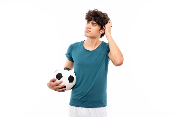 Jovem Jogador Futebol Homem Sobre Parede Branca Isolada Com Dúvidas — Fotografia de Stock