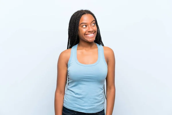 Afro Americano Adolescente Menina Com Longo Trançado Cabelo Sobre Isolado — Fotografia de Stock