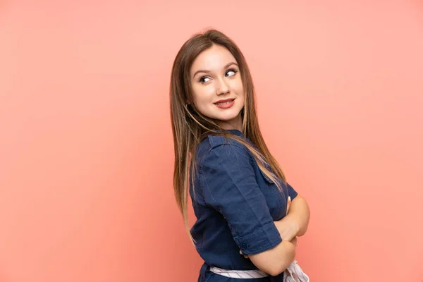 Teenager Dívka Přes Izolované Růžové Pozadí Zkříženými Pažemi Šťastný — Stock fotografie