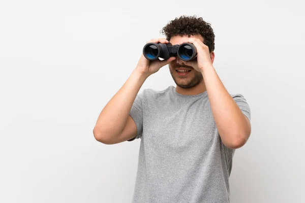 Uomo Con Capelli Ricci Parete Isolata Con Binocolo Nero — Foto Stock