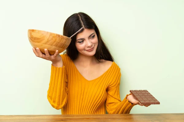 Menina Adolescente Com Salada Chocolat Tendo Dúvidas — Fotografia de Stock