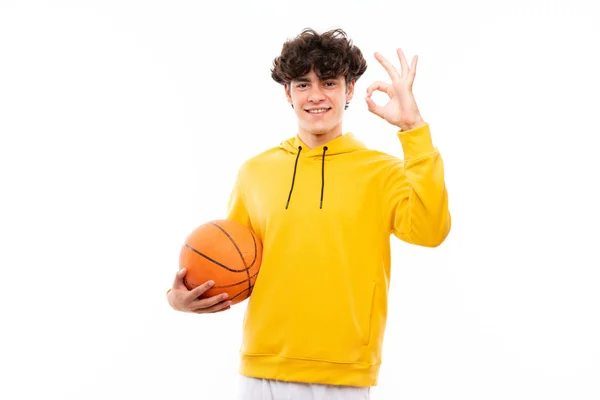 Pemain Basket Muda Atas Dinding Putih Yang Terisolasi Menunjukkan Tanda — Stok Foto