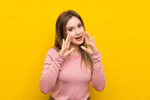 Adolescente Chica Sobre Aislado Amarillo Fondo Gritando Con Boca Abierta —  Fotos de Stock