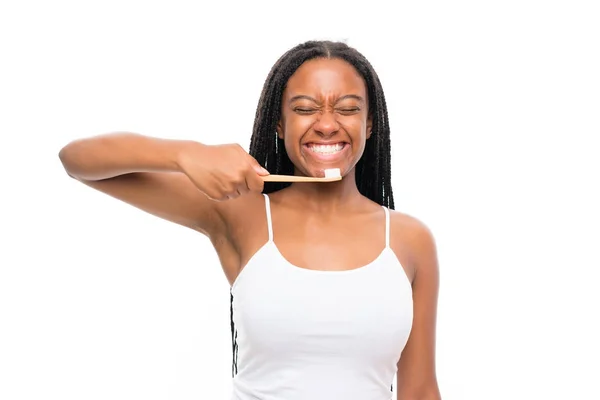African American Tiener Meisje Met Lange Gevlochten Haren Poetsen Haar — Stockfoto