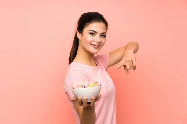 Tiener Meisje Ontbijten Granen Geïsoleerde Roze Muur — Stockfoto